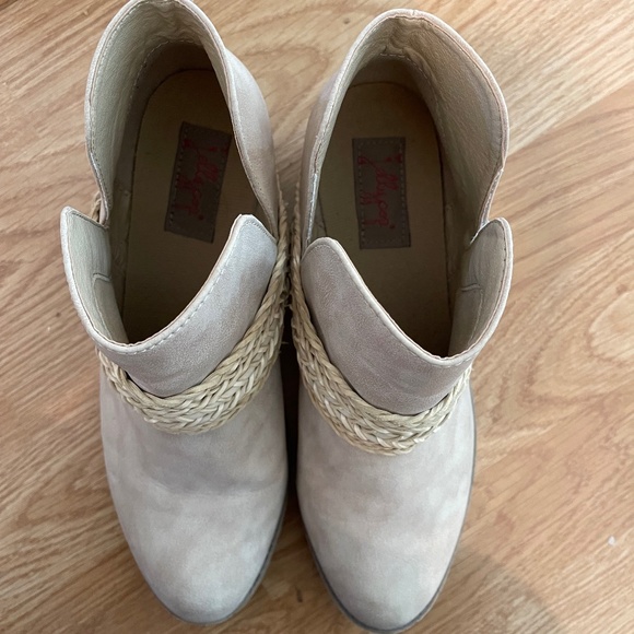 Cream/Beige Boots size 8.5 Average/Wide - Picture 2 of 5